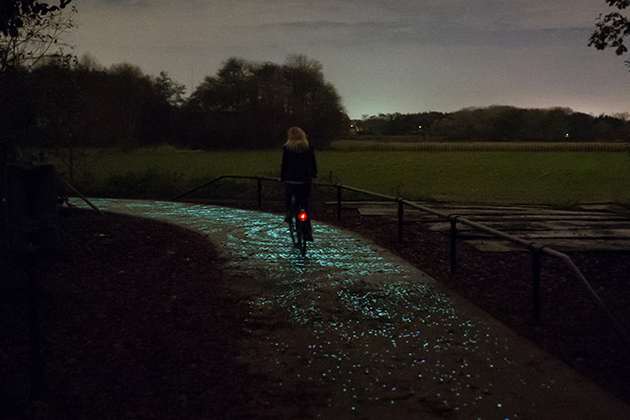 Starry-Night-Illuminated-Bike-Path-by-Daan-Roosegaarde-7
