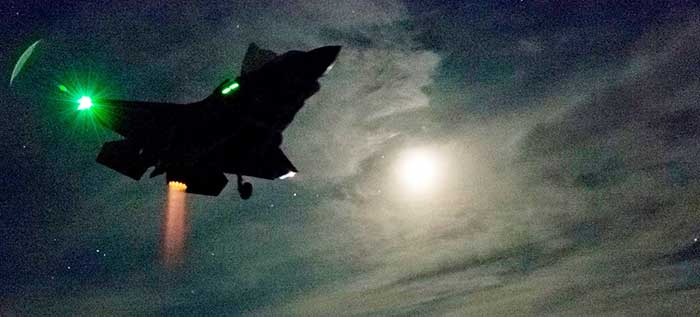 F-35 ilk dikey gece inişini gerçekleştirdi