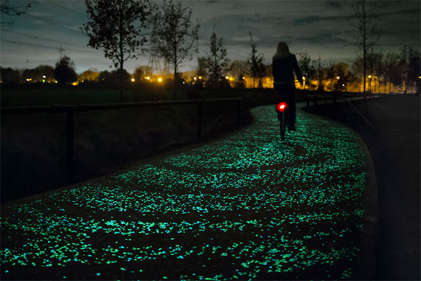 Yıldızlarla aydınlatılmış bisiklet yolu